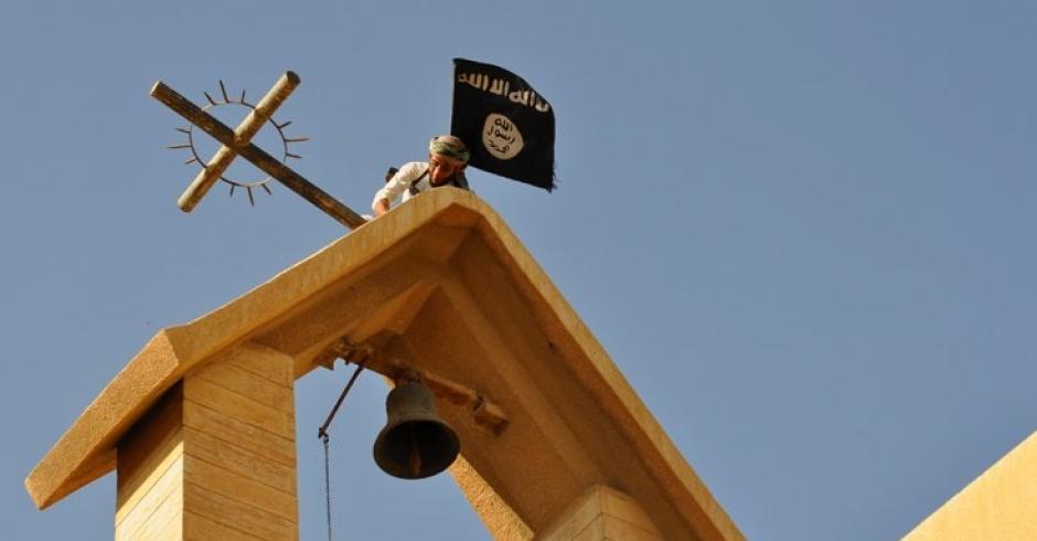 Боевики ИГИЛ уничтожают кресты. Фото с christian.by
