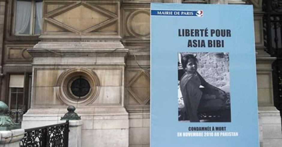 Портрет Асии Биби в Париже. Фото с thetablet.co.uk