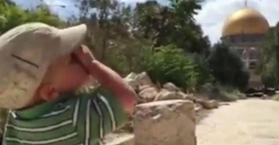 Христианский мальчик произносит еврейскую молитву Шма на Храмовой горе