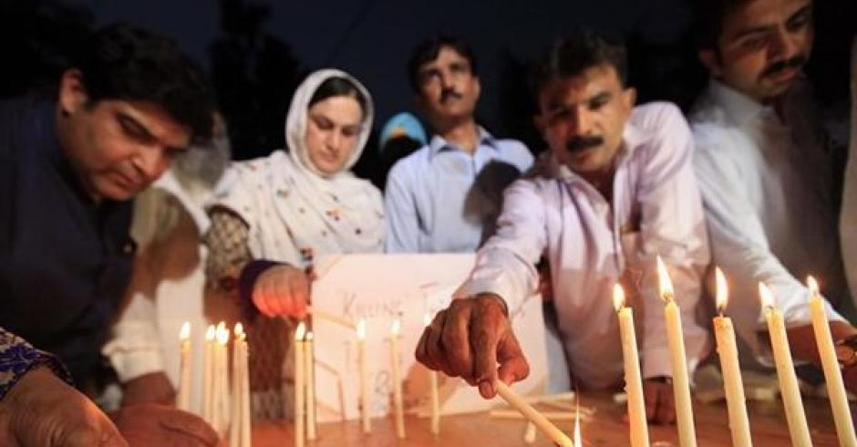 Жители Кветты в молитве о погибших. Фото EPA