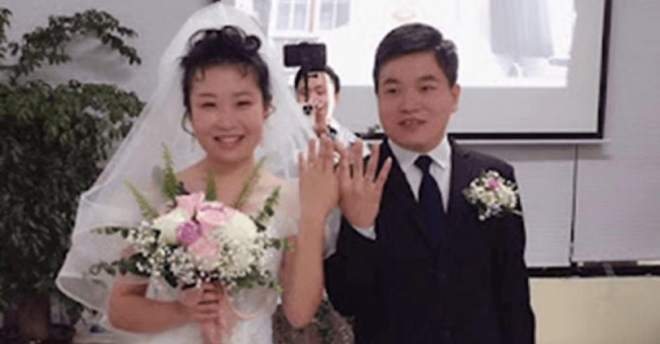 Пара обвенчалась 24 мая в Вэньцзяне, а пастор Дай Чжичао провел церемонию онлайн