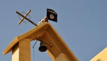 Боевики ИГИЛ уничтожают кресты. Фото с christian.by
